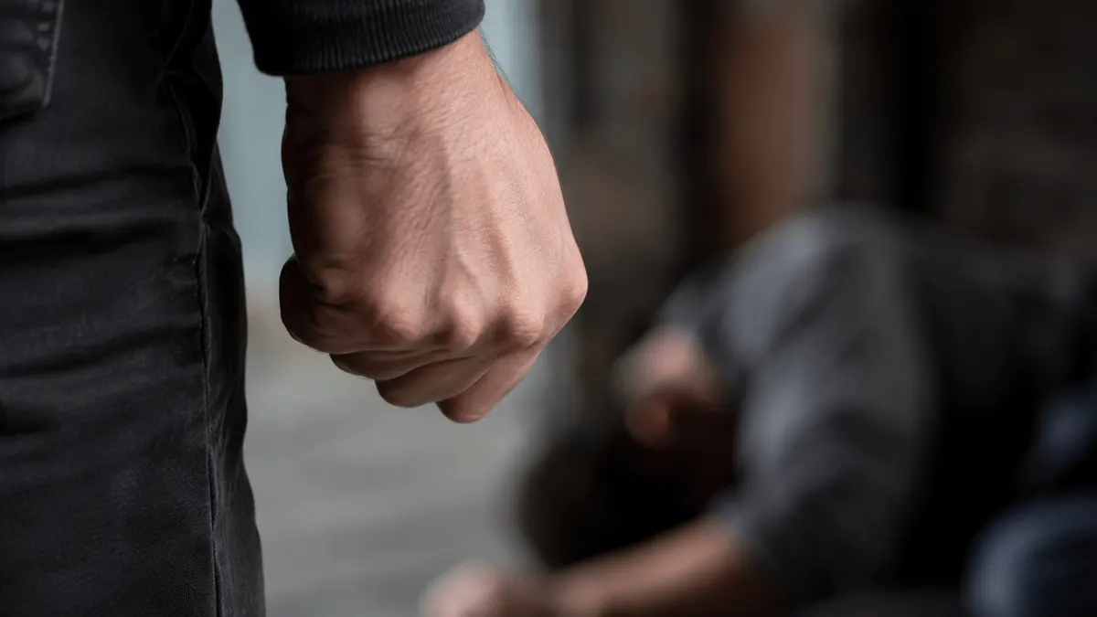 Під Дніпром за побутову сварку судять чоловіка: потерпілий у лікарні, підозрюваний під вартою