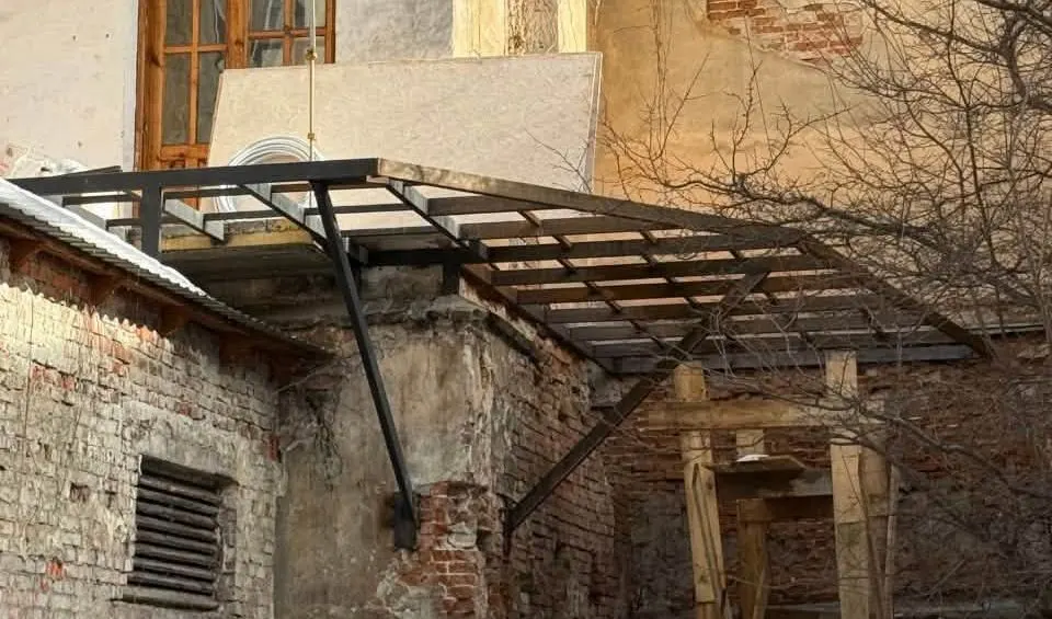 Суд зобов'язав львів'янку демонтувати незаконні балкони на пам'ятці архітектури