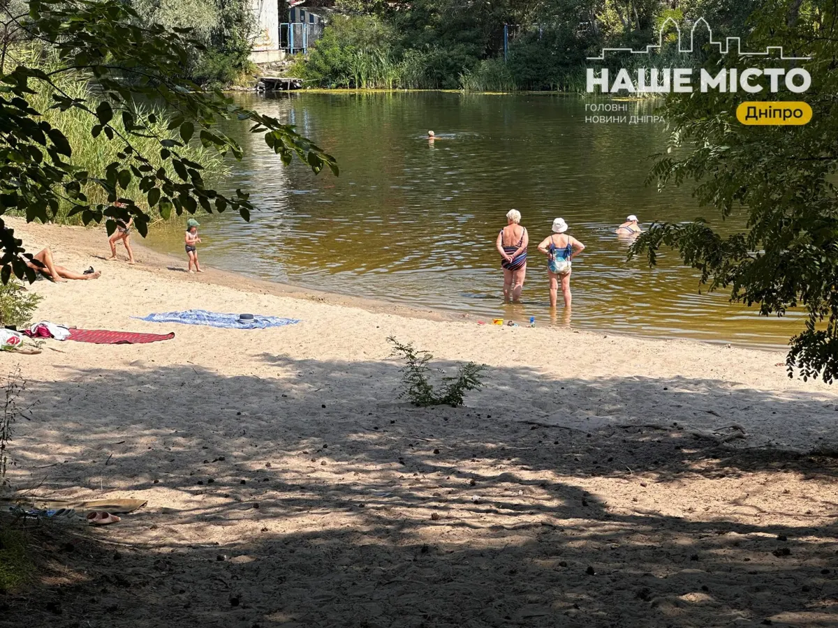 Серпневий відпочинок на Ломівському: як живе головний пляж Дніпра