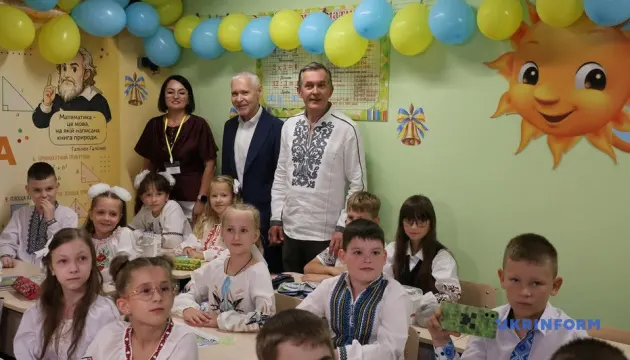 Посол Франції відкрив укриття в харківському ліцеї: що це означає для освіти