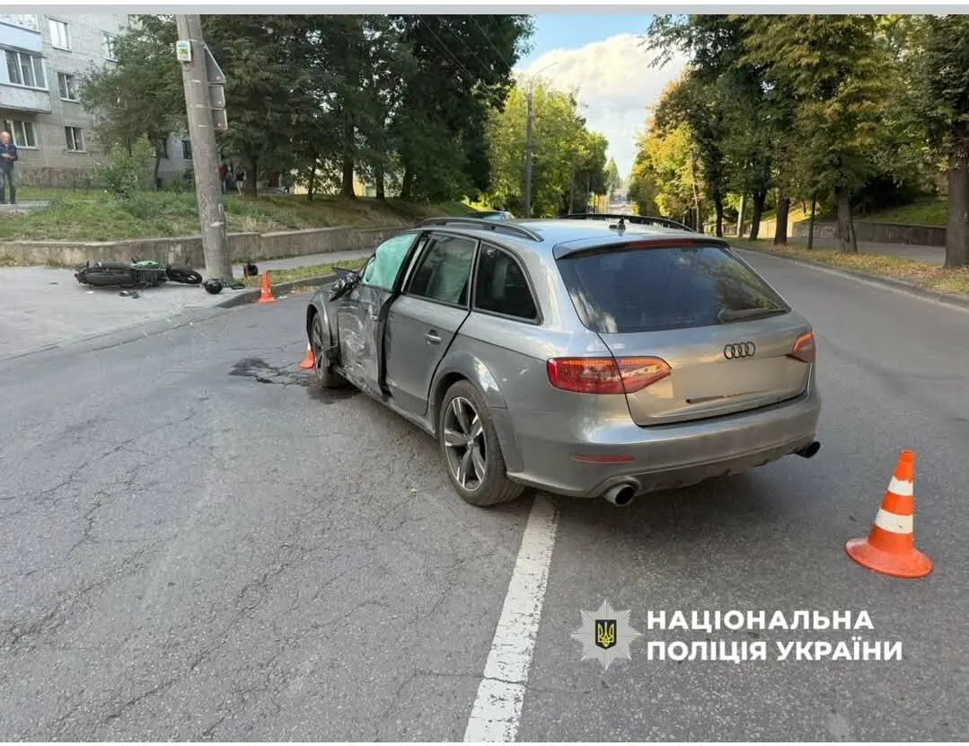 У Рівному Audi зіткнувся з мотоциклом: постраждали двоє молодиків