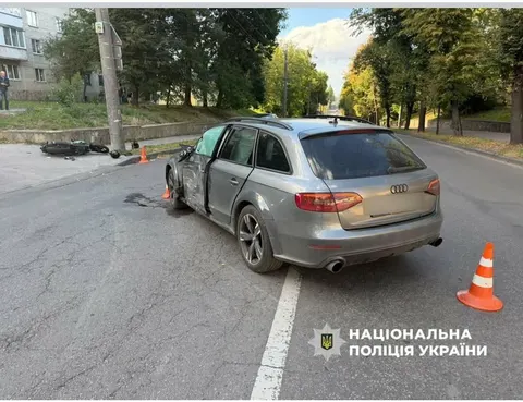 У Рівному Audi зіткнувся з мотоциклом: постраждали двоє молодиків