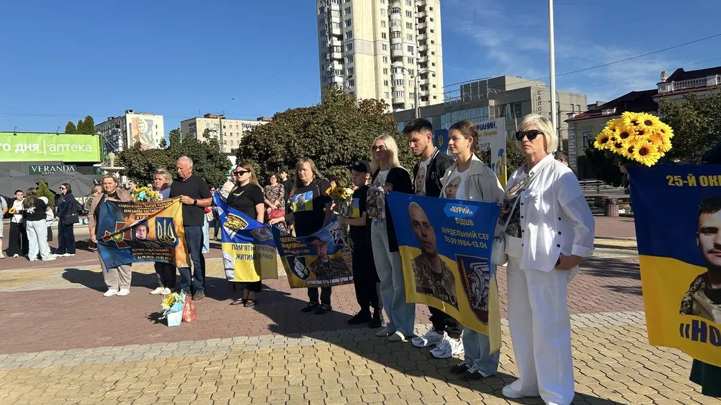 На Хмельниччині вшанували полеглих захисників: соняхи, тиша та забіг