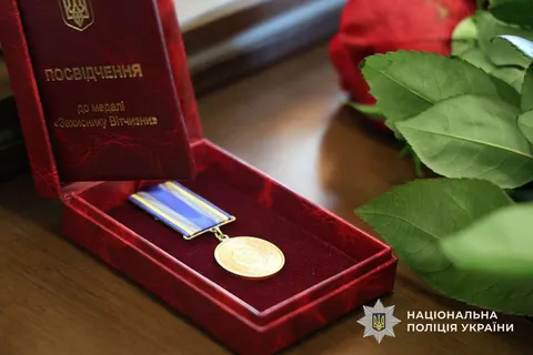 У Дніпрі матері загиблого поліцейського передали посмертну нагороду