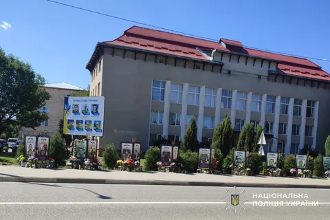 Танці біля Алеї Героїв на Тернопільщині: поліція знайшла дівчат