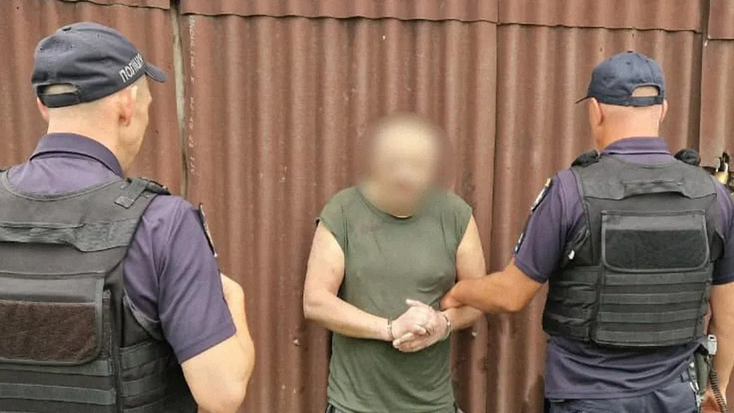 На Буковині затримали чоловіка, який поранив двох поліцейських і ховався у лісі 11 днів
