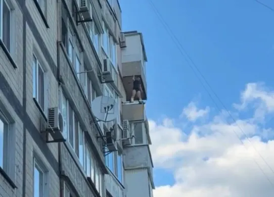 У Дніпрі чоловік зістрибнув з багатоповерхівки: попередньо — під дією наркотиків