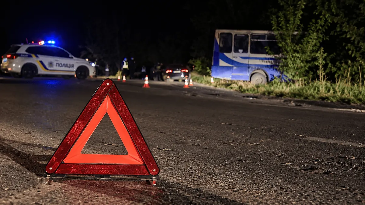 ДТП у Таромському: автобус після зіткнення вилетів за межі дороги, двоє травмованих