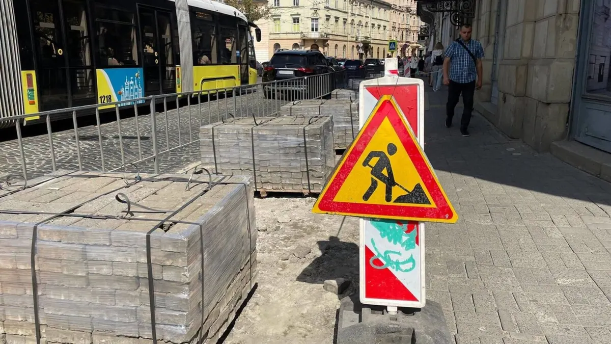 У Львові на площі Соборній оновлюють тротуар: що відомо