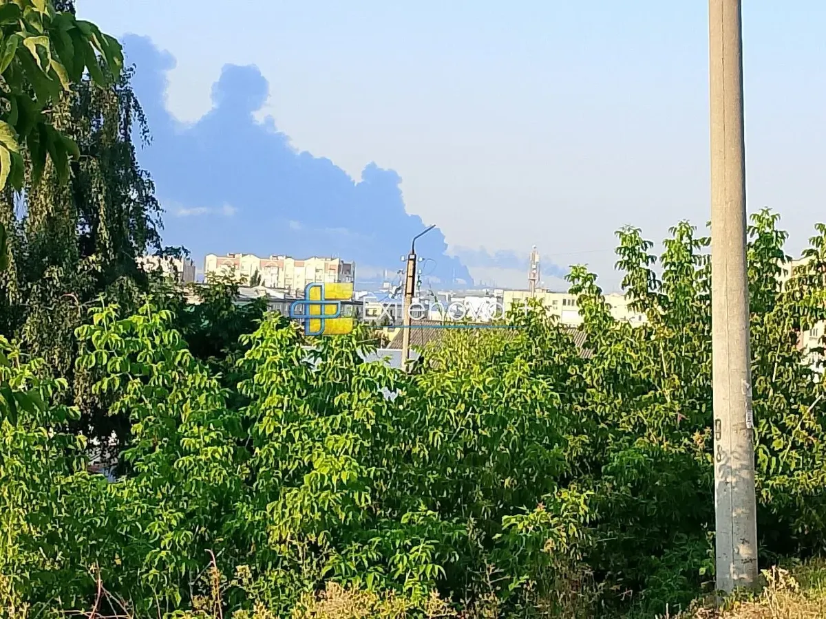 У Росії горять два НПЗ після нічної атаки дронів