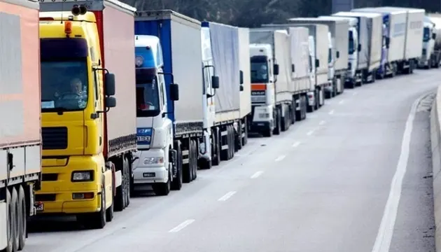 Спека на Волині: вантажівкам обмежили рух через ризик руйнування доріг