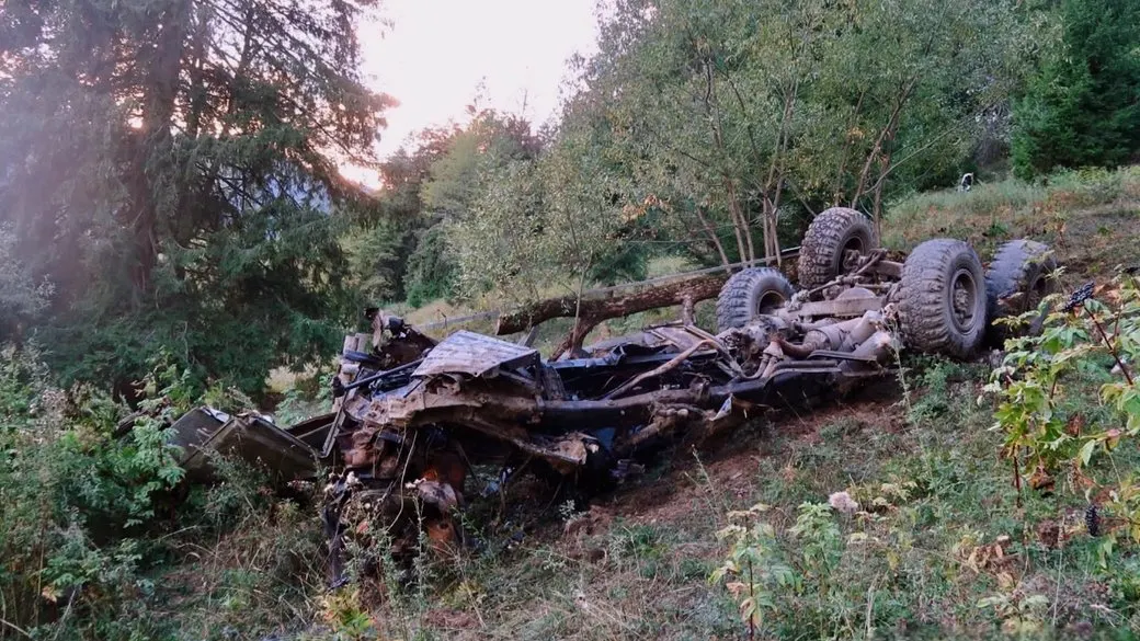 На Франківщині КамАЗ з дітьми перекинувся на схилі: водій був п'яний