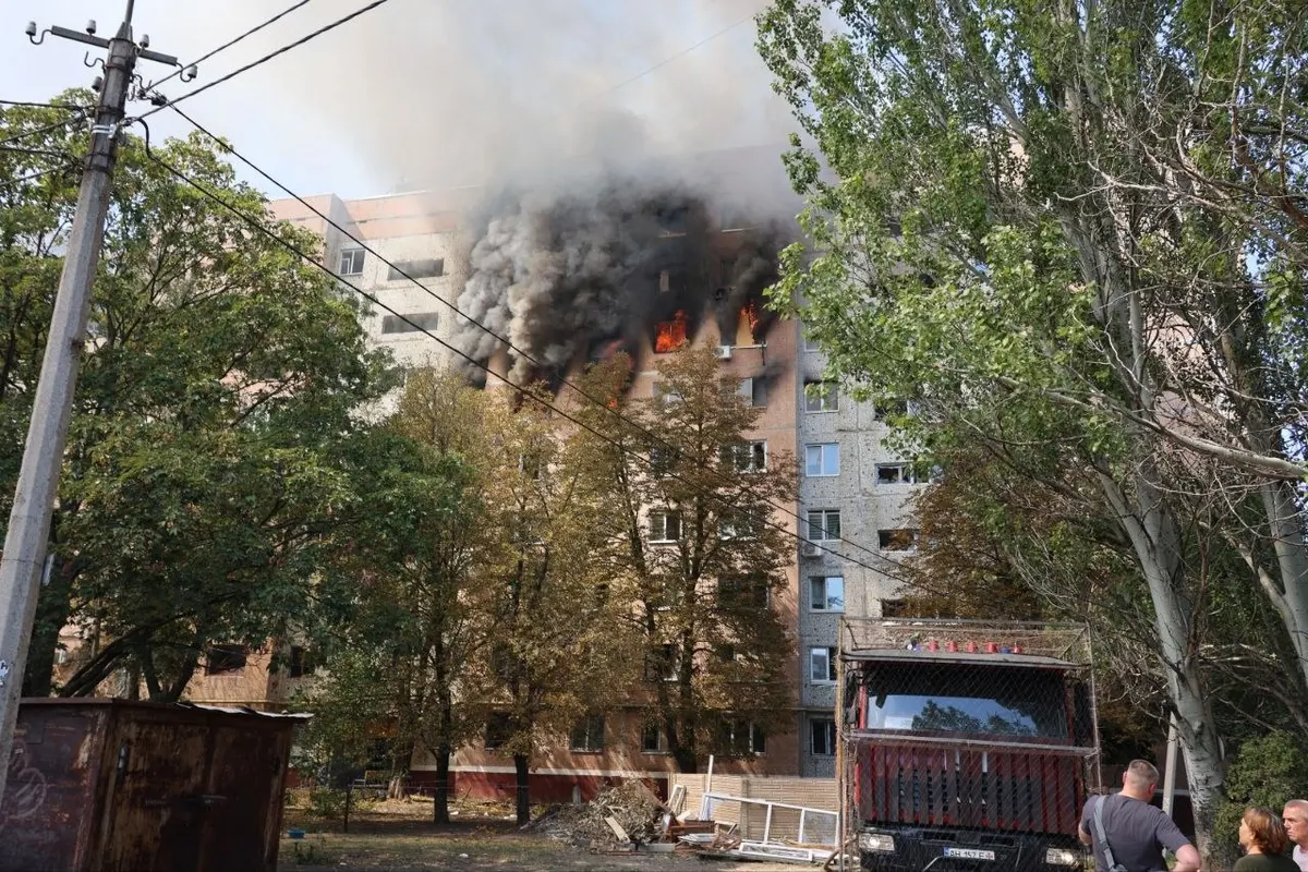 У Краматорську після авіаудару палає дев'ятиповерхівка: що відомо