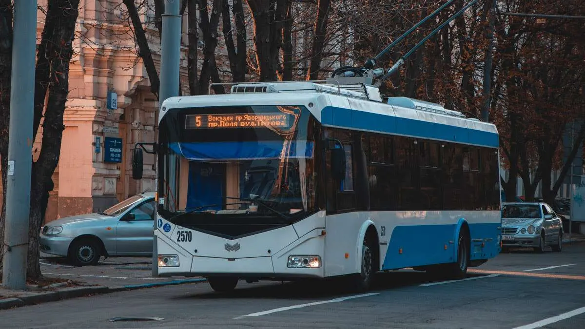 Дніпро: 16 вересня трамваї та тролейбуси змінять маршрути через ремонт