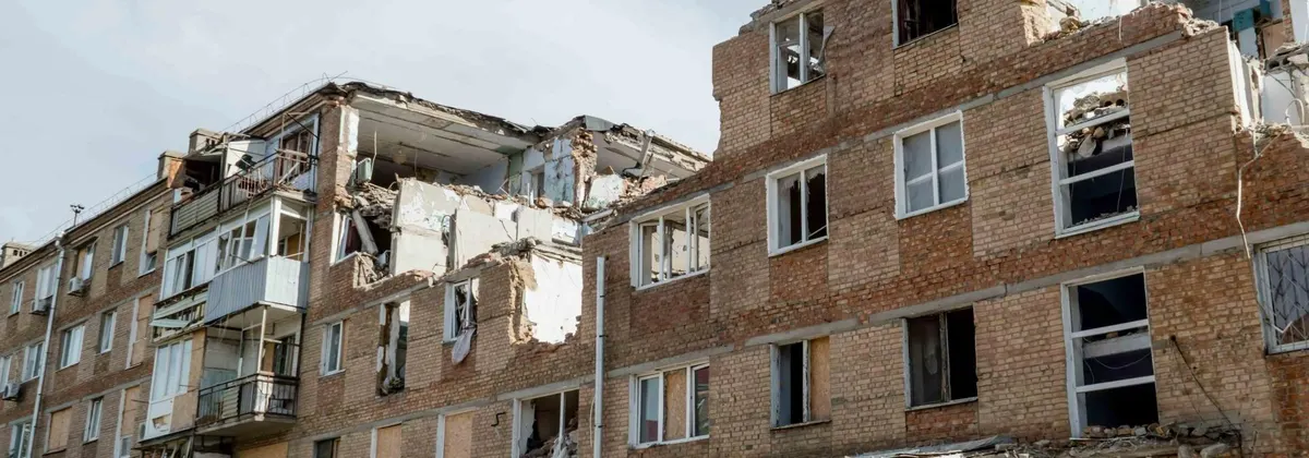 Сім обстріляних багатоповерхівок у Миколаєві: що дасть перший контракт на 461,8 тис. доларів