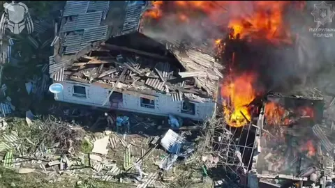 КАБи по Дружківці: чоловік врятувався з палаючого будинку