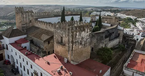 Замок на 100-метровій скелі в Іспанії вперше за століття виставили на продаж