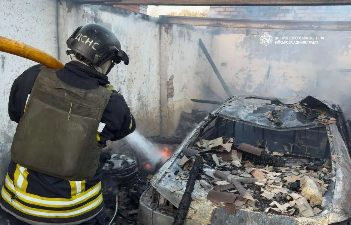 Нічна атака на Дніпропетровщину: поранені, зруйновані автівки та пожежа у Павлограді