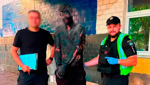 Киянин обікрав крамницю, сховавшись у бочці зі смолою: поліція відмивала його 5