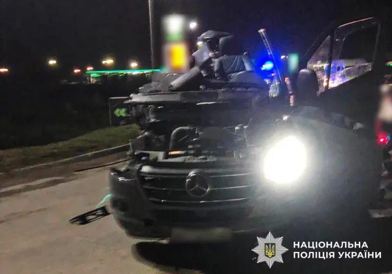 На Буковині мікроавтобус зіткнувся з вантажівкою: подробиці ДТП